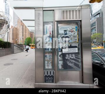 Publicités pour les cigarettes électroniques Juul sur le côté d'un kiosque à journaux. Les cigarettes électroniques emballez les sels de nicotine dans des cartouches à usage unique Banque D'Images