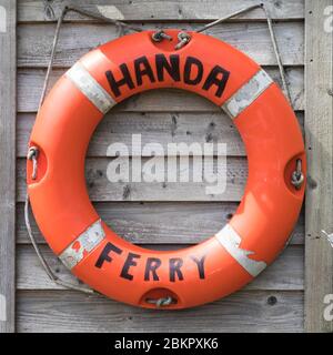 Bouée de sauvetage pour le ferry vers l'île de Handa, Sutherland, Scottish Highlands Banque D'Images