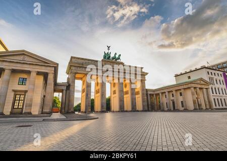 Berlin Allemagne, ville horizon coucher de soleil à la porte de Brandebourg (Brandenburger Tor) vide personne Banque D'Images