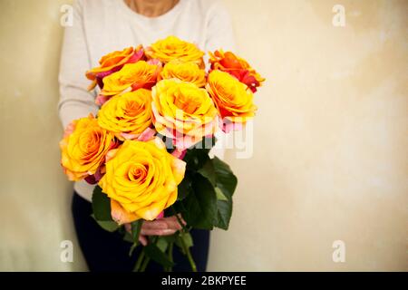 Femme tenant bouquet de roses. Banque D'Images