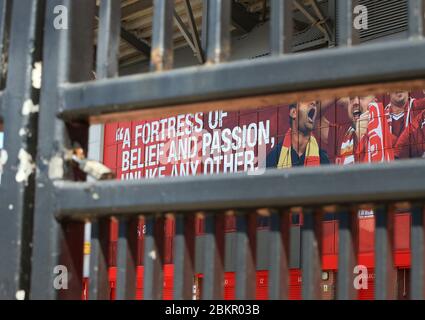 4 mai 2020, Liverpool, Royaume-Uni; Stade Anfield pendant la suspension de la Premier League en raison de la pandémie du virus Covid-19; portes fermées à l'extérieur de l'entrée du Kop Banque D'Images