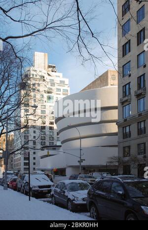 Moderniste Modernisme White Guggenheim Museum, 1071 Fifth Avenue at 89th Street Manhattan, New York City, États-Unis par Frank Lloyd Wright Banque D'Images