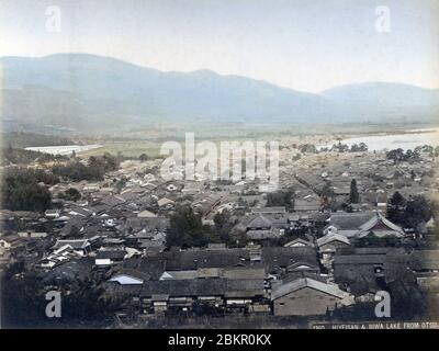 [ 1890s Japon - vue sur Otsu ] — vue panoramique d'Otsu sur le lac Biwa, en partie visible à droite. La montagne à l'arrière est le Mont Hiei. En 788, le temple bouddhiste Enryaku-ji (比叡山), premier avant-poste japonais de la secte Tendai, a été fondé ici. photographie d'albumine vintage du xixe siècle. Banque D'Images