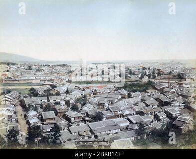 [ 1890s Japon - vue sur Kobe ] — vue panoramique de Kobe regardant vers l'est depuis le bord ouest de la ville. photographie d'albumine vintage du xixe siècle. Banque D'Images