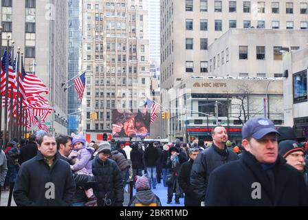 Barack Obama inaugaration projection TV au Rockefeller Center, 45 Rockefeller Plaza, New York, NY États-Unis Banque D'Images