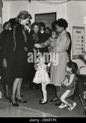 Diana, princesse de Galles, parle aux enfants sans abri au Centre de la famille urbaine. Règlement de Henry St. New York. ÉTATS-UNIS. 2 février 1989 Banque D'Images