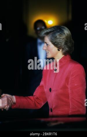 Diana Princess of Wales portant un manteau de veste en velours côtelé rouge rose, Angleterre, Royaume-Uni. 1989 Banque D'Images