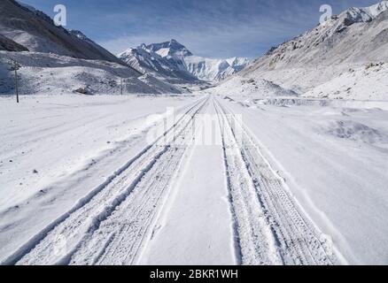 (200505) -- CAMP DE BASE DU MONT QOMOLANGMA, 5 mai 2020 (Xinhua) -- la photo montre une route vers le camp de base du mont Qomolangma dans la région autonome du Tibet du sud-ouest de la Chine, 26 avril 2020. La Chine a lancé un nouveau cycle de mesure sur la hauteur du mont Qomolangma, le sommet le plus élevé au monde. L'équipe de mesure est arrivée au camp de base il y a un mois, ce qui a préparé la mesure prévue en mai. Point de départ important et base arrière pour l'alpinisme, le camp de base du Mont Qomolangma est équipé d'installations de base et de fournitures médicales. (Xinhua/Purbu Zhaxi) Banque D'Images