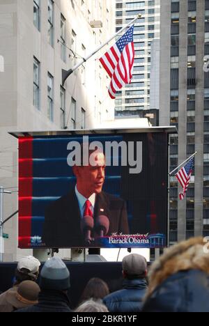 Barack Obama inaugaration projection TV au Rockefeller Center, 45 Rockefeller Plaza, New York, NY États-Unis Banque D'Images