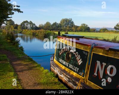 Bateau-canal amarré sur le canal Trent et Mersey près du parc aquatique Branston dans le Staffordshire Angleterre, terminé en 1777. Banque D'Images