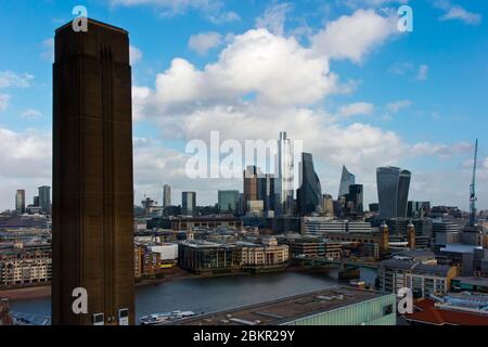 Vue sur la ville de Londres, le quartier financier avec la cheminée de la Tate Modern Art Gallery au premier plan. Banque D'Images