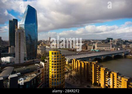 La ligne d'horizon de Londres montrant la forme inhabituelle du bâtiment One Blackfriars à gauche également connu sous le nom de vase conçu par Simpson Haugh et Partners. Banque D'Images