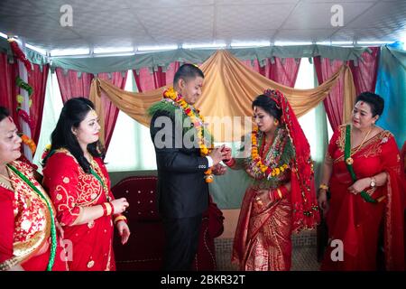 Katmandou, Népal. 05e mai 2020. Ravi Shrestha est vu mettre un anneau de mariage sur le doigt de Soni Shrestha pendant la 43ème journée de verrouillage national.la cérémonie de mariage a eu lieu à l'intérieur d'une maison avec un nombre minimum de personnes respectant les directives de distanciation physique. Crédit : SOPA Images Limited/Alamy Live News Banque D'Images