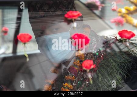 Katmandou, Népal. 05e mai 2020. Ravi Shrestha portant un masque facial par mesure de précaution lors de son arrivée pour son mariage au cours du 43ème jour de l'isolement national.la cérémonie du mariage a eu lieu à l'intérieur d'une maison avec un nombre minimal de personnes respectant les directives de distanciation physique. Crédit : SOPA Images Limited/Alamy Live News Banque D'Images