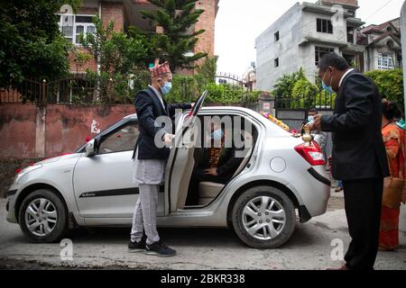 Katmandou, Népal. 05e mai 2020. Ravi Shrestha portant un masque facial par mesure de précaution est vu à l'intérieur d'une voiture lors de son arrivée pour son mariage pendant la 43ème journée de confinement national.la cérémonie du mariage a eu lieu à l'intérieur d'une maison avec un nombre minimum de personnes respectant les directives de distance physique. Crédit : SOPA Images Limited/Alamy Live News Banque D'Images