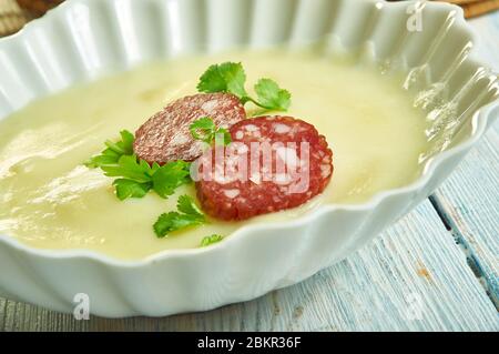 Dubarry Potage au chorizo croustillant, soupe crémeuse de chou-fleur en gros plan Banque D'Images