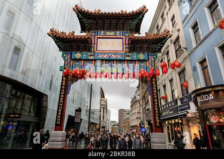 Chinatown Gate, porte décorée avec des motifs traditionnels de la dynastie Qing à Wardour Street, Londres, Royaume-Uni Banque D'Images