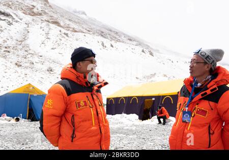 (200505) -- CAMP DE BASE DU MONT QOMOLANGMA, 5 mai 2020 (Xinhua) -- des membres de l'équipe de mesure parlent au camp de base du mont Qomolangma dans la région autonome du Tibet du sud-ouest de la Chine, 2 mai 2020. La Chine a lancé un nouveau cycle de mesure sur la hauteur du mont Qomolangma, le sommet le plus élevé au monde. L'équipe de mesure est arrivée au camp de base il y a un mois, ce qui a préparé la mesure prévue en mai. Point de départ important et base arrière pour l'alpinisme, le camp de base du Mont Qomolangma est équipé d'installations de base et de fournitures médicales. (Xinhua/Purbu Zhaxi) Banque D'Images