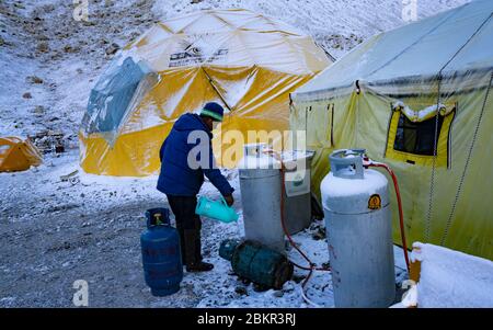 (200505) -- CAMP DE BASE DU MONT QOMOLANGMA, 5 mai 2020 (Xinhua) -- UN chef chauffe le réservoir de gaz nécessaire pour faire le petit déjeuner au camp de base du mont Qomolangma dans la région autonome du Tibet du sud-ouest de la Chine, 3 mai 2020. La Chine a lancé un nouveau cycle de mesure sur la hauteur du mont Qomolangma, le sommet le plus élevé au monde. L'équipe de mesure est arrivée au camp de base il y a un mois, ce qui a préparé la mesure prévue en mai. Point de départ important et base arrière pour l'alpinisme, le camp de base du Mont Qomolangma est équipé d'installations de base et de fournitures médicales. (Xin Banque D'Images