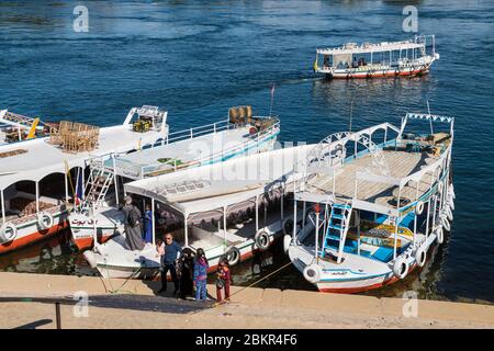 Égypte, haute Égypte, vallée du Nil, Assouan, bateaux touristiques sur le Nil près du village nubien Banque D'Images