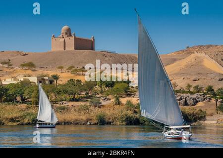 Égypte, haute Égypte, près de l'île Elephanine, feloucca naviguant sur le Nil près du mausolée d'Aga Khan Banque D'Images