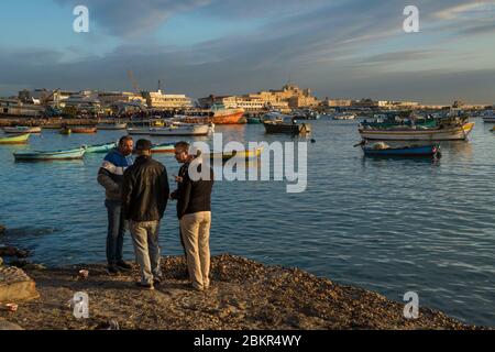 Égypte, Basse-Égypte, côte méditerranéenne, Alexandrie, la Corniche, bateaux de pêche ancrés dans la baie, forteresse de la baie de Qait à l'arrière Banque D'Images