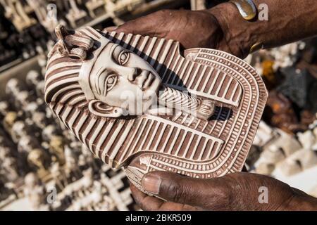 Egypte, le Caire, Giza, marché touristique sur le site des pyramides de Gizeh, souvenirs, plâtre représentant Toutankhamon Banque D'Images