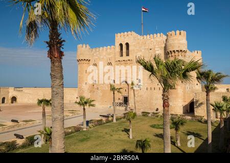 Égypte, Basse-Égypte, côte méditerranéenne, Alexandrie, la Corniche, bateaux devant la forteresse de la baie de Qait construite par le sultan Al-Achraf Sayf al-DIN QA'it Bay Banque D'Images