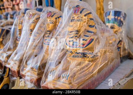 Egypte, le Caire, Giza, marché touristique sur le site des pyramides de Gizeh, souvenirs, plâtre représentant Toutankhamon Banque D'Images