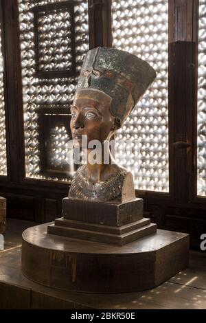 Égypte, le Caire, le Caire islamique, classé au patrimoine mondial de l'UNESCO, Musée Gayer-Anderson, réplique du buste de la reine Nefertiti, moucharabie Banque D'Images