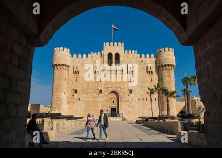 Égypte, Basse-Égypte, côte méditerranéenne, Alexandrie, la Corniche, bateaux devant la forteresse de la baie de Qait construite par le sultan Al-Achraf Sayf al-DIN QA'it Bay Banque D'Images