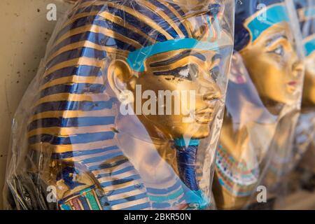 Egypte, le Caire, Giza, marché touristique sur le site des pyramides de Gizeh, souvenirs, plâtre représentant Toutankhamon Banque D'Images