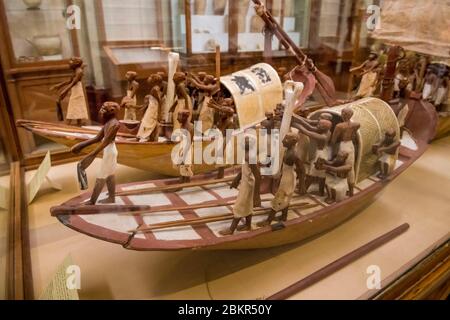 Égypte, le Caire, musée égyptien du Caire, bateaux funéraires de la tombe de Mekerre Banque D'Images