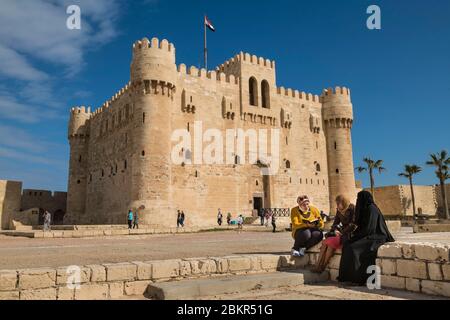 Égypte, Basse-Égypte, côte méditerranéenne, Alexandrie, la Corniche, bateaux devant la forteresse de la baie de Qait construite par le sultan Al-Achraf Sayf al-DIN QA'it Bay Banque D'Images