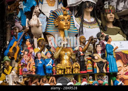 Egypte, le Caire, le Caire islamique, classé au patrimoine mondial de l'UNESCO, souk Khan al-Khalili, souvenirs pour touristes Banque D'Images