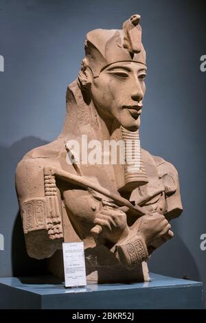 Égypte, haute Égypte, vallée du Nil, Louxor, musée de Louxor, buste du roi Akhenaton (Amenophis IV), chef de papuan Mundiya Kepanga Banque D'Images