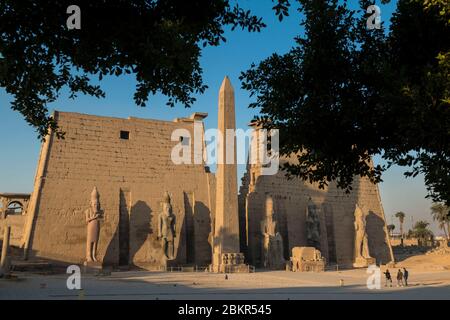 Égypte, haute Égypte, vallée du Nil, Louxor, temple de Louxor, classé au patrimoine mondial de l'UNESCO, statues de Rameses II et obélisque Banque D'Images
