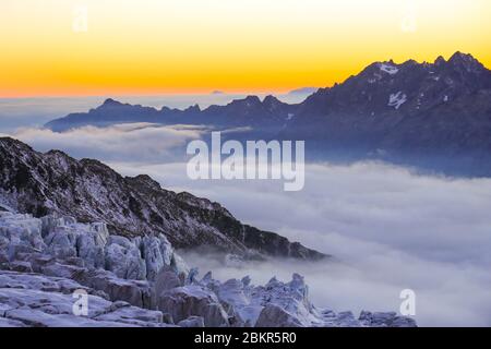 France, haute Savoie, Chamonix Mont blanc, massif du Mont blanc, vue sur le refuge Albert 1er (2702m) sur le Glacier du Tour Banque D'Images