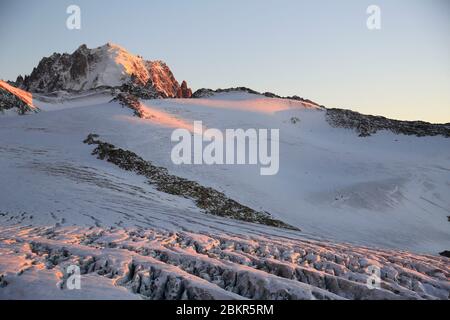 France, haute Savoie, Chamonix Mont blanc, massif du Mont blanc, vue sur le refuge Albert 1er (2702m) sur le Glacier du Tour Banque D'Images