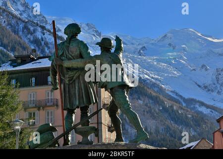 France, haute Savoie, Chamonix Mont blanc, statue de Jacques Balmat, premier grimpeur du Mont blanc et Horace B?nédicte de Saussard, deuxième ascension un an plus tard, le doigt pointe vers le Mont blanc Banque D'Images