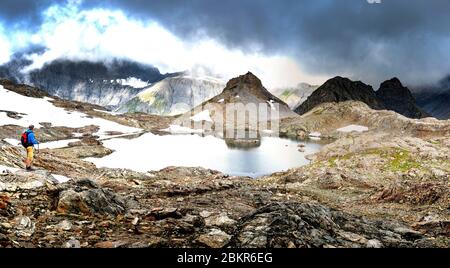 Suisse, Valais, Vallée du trient, Finhaut, Lac d'Emosson, Pointe de la terrasse, Lac Vert (2610m) et randonneur Banque D'Images