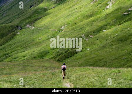 France, haute-Savoie (74), Passy, Plaine Joux, randonneur descendant du Col de Salenton dans la vallée de Villy Banque D'Images