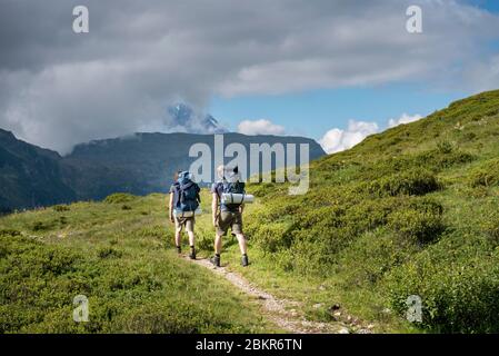 France, haute-Savoie (74), Passy, Plaine Joux, randonneurs grimpant vers le col de Salenton Banque D'Images