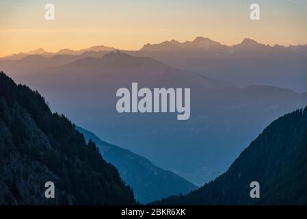 Suisse, Valais, Trient, Vallée de la Trient, Lac Salanfe, première lumière du jour sur les Alpes suisses Banque D'Images