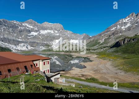 Suisse, Valais, Trient, vallée de la Trient, lac Salanfe, refuge-auberge de Salanfe (1950m) avec la Tour du sel (3220m) en arrière-plan Banque D'Images