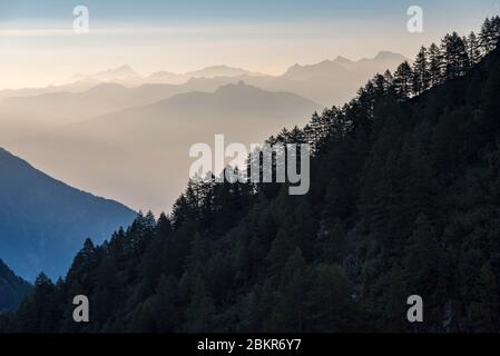 Suisse, Valais, Trient, Vallée de la Trient, Lac Salanfe, première lumière du jour sur les Alpes suisses Banque D'Images