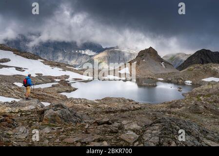 Suisse, Valais, Vallée du trient, Finhaut, Lac d'Emosson, Pointe de la terrasse, Lac Vert (2610m) et randonneur Banque D'Images