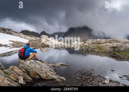 Suisse, Valais, Vallée du trient, Finhaut, Lac d'Emosson, Pointe de la terrasse, Lac Vert (2610m) et randonneur Banque D'Images