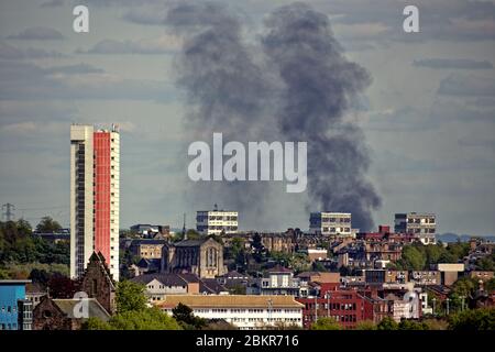 Glasgow, Écosse, Royaume-Uni, 5 mai 2020 : Vu de 9 miles loin de Duke Street, près de Tollcross. À l'extrémité est un énorme feu affiche la fumée noire au-dessus du centre-ville avec le plus haut bâtiment classé en Ecosse Anniesland court tour nain bien qu'il est à 7 miles de l'extrémité ouest photographié. Gerard Ferry/Alay Live News Banque D'Images