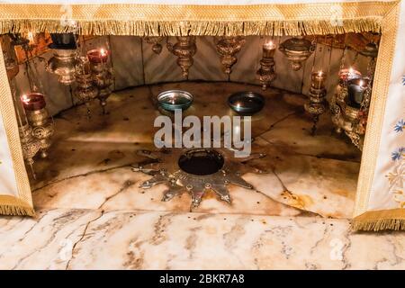 Palestine, Bethléem, la Grotte de la Nativité dans l'Église de la Nativité à Bethléem, en Cisjordanie occupée. La basilique originale a été construite en 339 après J.-C. sur la grotte de Nativité, lieu de naissance traditionnel de Jésus. C'est le plus ancien lieu de culte en permanence utilisé dans le christianisme. Il a été détruit par un incendie d'environ 529 A.D. mais a été reconstruit avant 565 A.D. UN site du patrimoine mondial de l'UNESCO. Banque D'Images